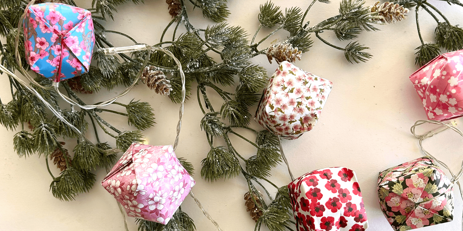 Japanse papierkunst voor de feestdagen: Kerstballen origami DIY - Happlify