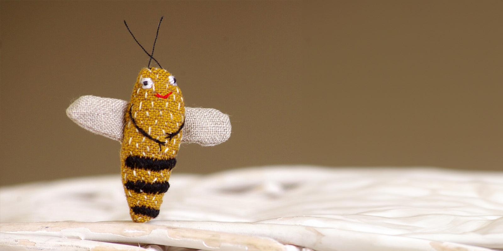 Tiny & happy find: handmade Happy Bee speld - Happlify